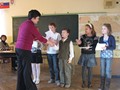 az els kategria nyertesnek, Molnr Rbertnek gratull Tth Mria igazgatn